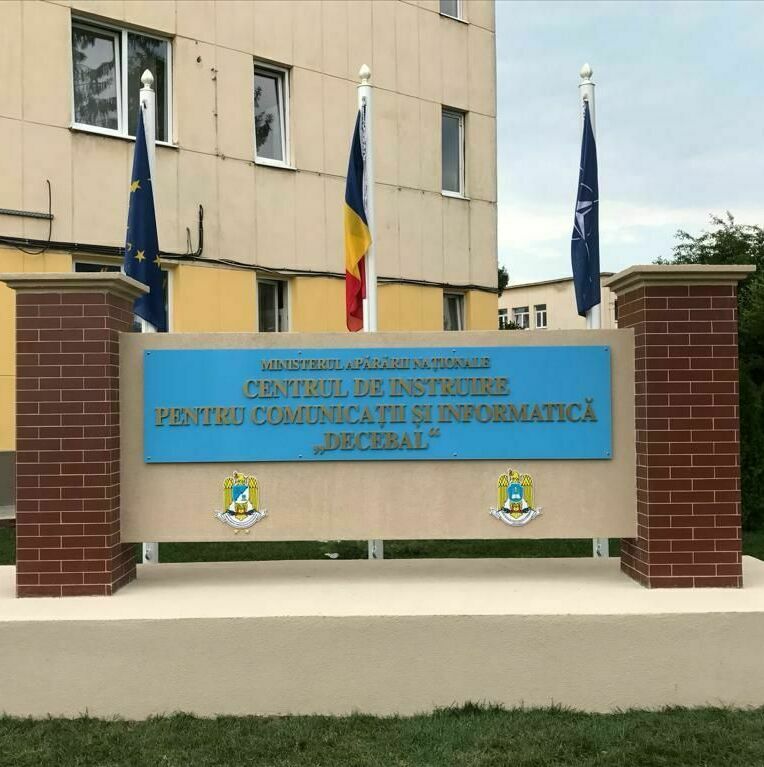 Totem podium personalizat Armata României Totem podium personalizat pentru Armata României, cu litere volumetrice și steaguri integrate, amplasat pe fundație de beton și cărămidă