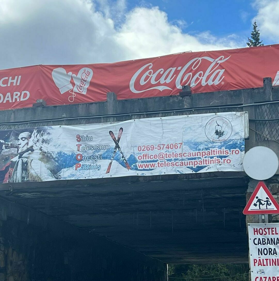 Producție publicitară și semnalistică Păltiniș - Bannere și panouri de orientare Serviciu de producție publicitară și semnalistică pentru stațiunea Păltiniș, includând bannere publicitare și panouri de orientare, contribuind la promovarea eficientă a atracțiilor turistice.