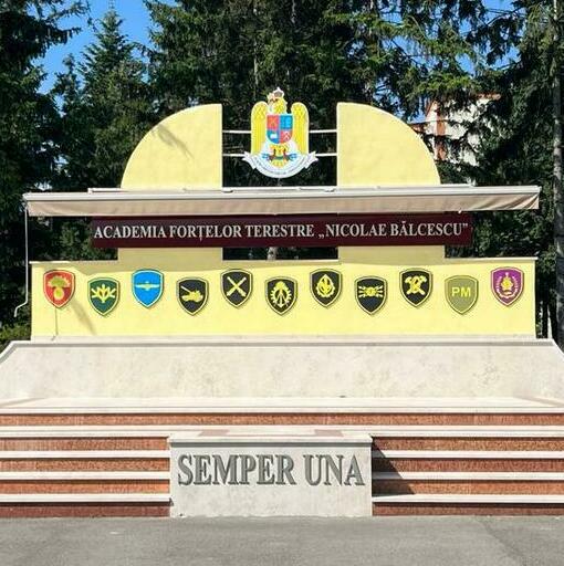 Totem și podium pentru armata și forțele terestre - Proiectare personalizată și grafică detaliată. Totem și podium pentru armata și forțele terestre, proiectare și confecționare personalizată, grafică detaliată, proiect luminos și neluminos.