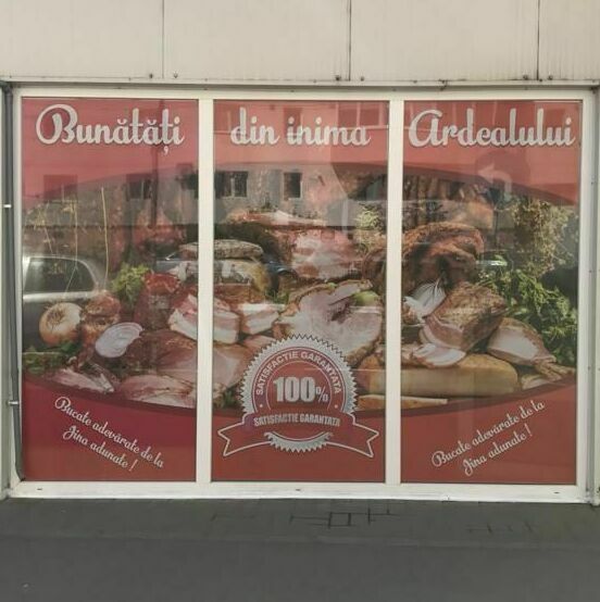 Decorare geamuri cu window graphic carmangerie Sibiu Decorarea geamurilor cu window graphic printat pentru o carmangerie din Sibiu, aducând un aspect vizual atrăgător și profesional.