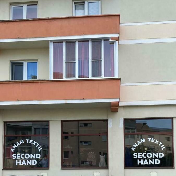 Folie sablată personalizată pentru birouri Marquardt Decorare cu folie sablată personalizată în birourile companiei Marquardt, adăugând un touch elegant și profesional în interiorul lor.