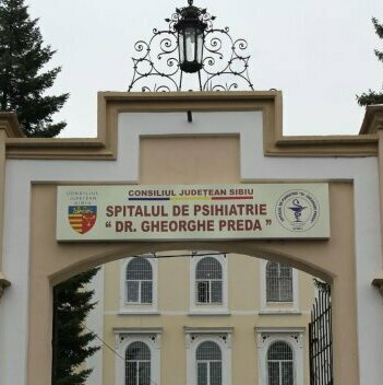 Panou publicitar Spitalul de Psihiatrie Sibiu Panou publicitar pentru intrare, logo și semnalistică pentru Spitalul de Psihiatrie din Sibiu, cu grafică și montaj