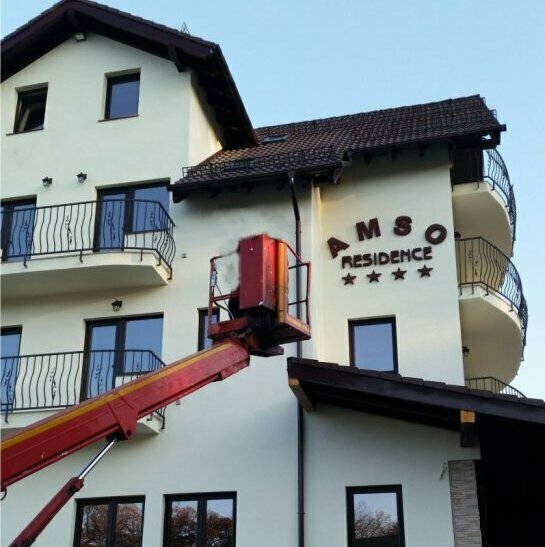 Litere volumetrice și reclame luminoase școala de șoferi AMSO Sibiu Realizarea unor litere volumetrice și reclame luminoase pentru școala de șoferi AMSO din județul Sibiu, montaj perfect executat cu macara