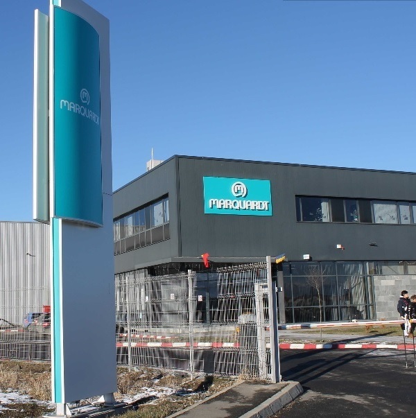 Totem luminos de 10 metri și reclamă luminoasă volumetrică pe fabrică în Sibiu Totem luminos de 10 metri cu obiecte în relief și reclamă luminoasă volumetrică pe o fabrică din Sibiu