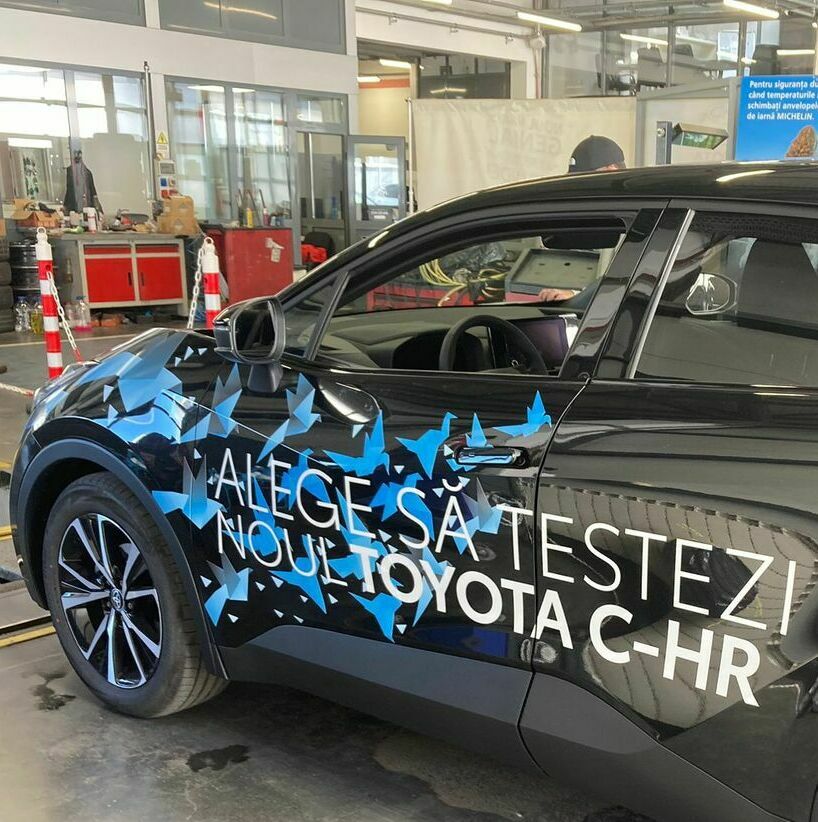 Inscriptionare auto profesionistă Sibiu Serviciu de inscriptionare auto profesionistă pentru vehiculele noi la dealerul auto din Sibiu, asigurând o prezentare impecabilă a brandului.