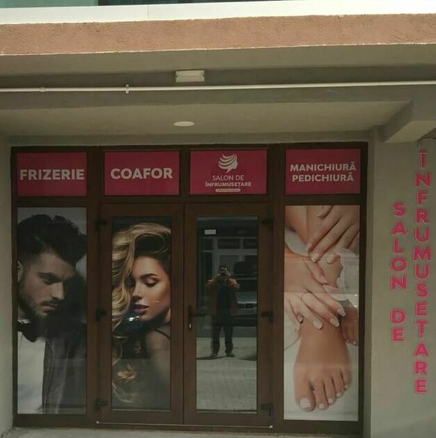 Decorare uși cu autocolant printat și litere volumetrice - Calitate supremă Decorarea a 4 uși cu autocolant printat și laminat, litere volumetrice aplicate vertical pentru un aspect unic și modern, realizate la calitate supremă.