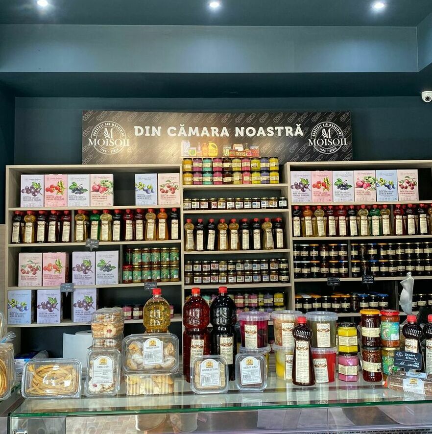 Decorare magazin renumit din Sibiu - Plăci de bond UV și etichete personalizate Decorarea magazinului renumit din Sibiu cu plăci de bond printate UV și etichete personalizate, soluții publicitare indoor de înaltă calitate.