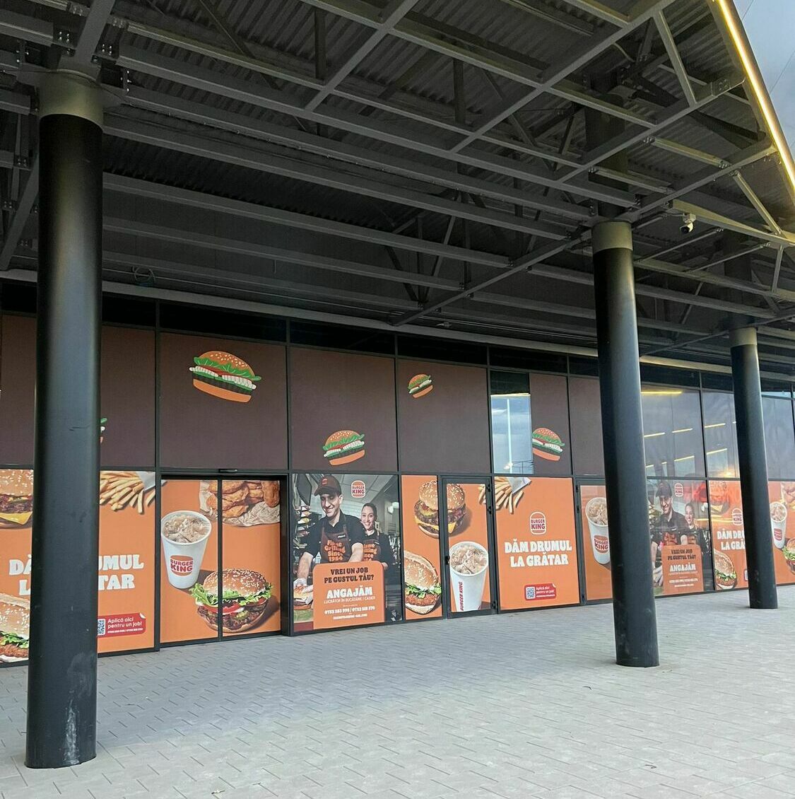 Imbracare fațadă mall autocolant Burger King Imbracarea fațadei unui mall în autocolant și mesh pentru renumitul Burger King, inclusiv print, grafică și montaj profesional