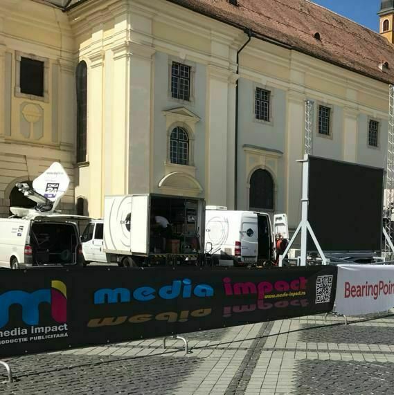 Bannere publicitare Media Impact Piața Mare Sibiu Bannere publicitare create, printate și montate de Media Impact în Piața Mare din Sibiu pentru diverse evenimente