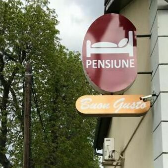 Panou publicitar LED dublă față - Proiect personalizat de Media Impact Panou publicitar LED cu dublă față pentru maximă vizibilitate din ambele direcții, proiect personalizat de Media Impact.