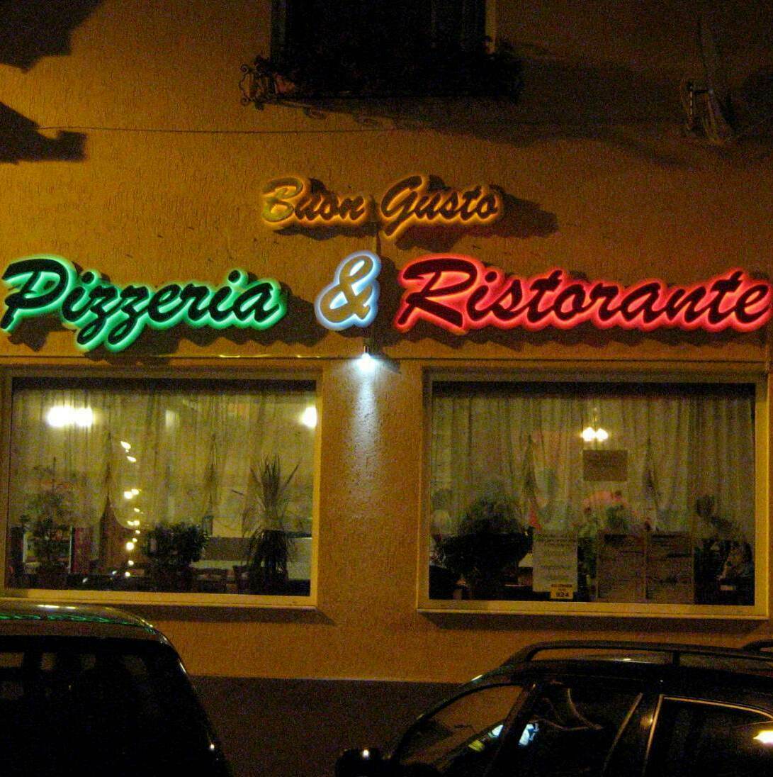 Reclamă luminoasă logo personalizat pizzerie & restaurant Sibiu Reclamă luminoasă personalizată cu logo și brand pentru pizzeria & restaurantul din inima Sibiului