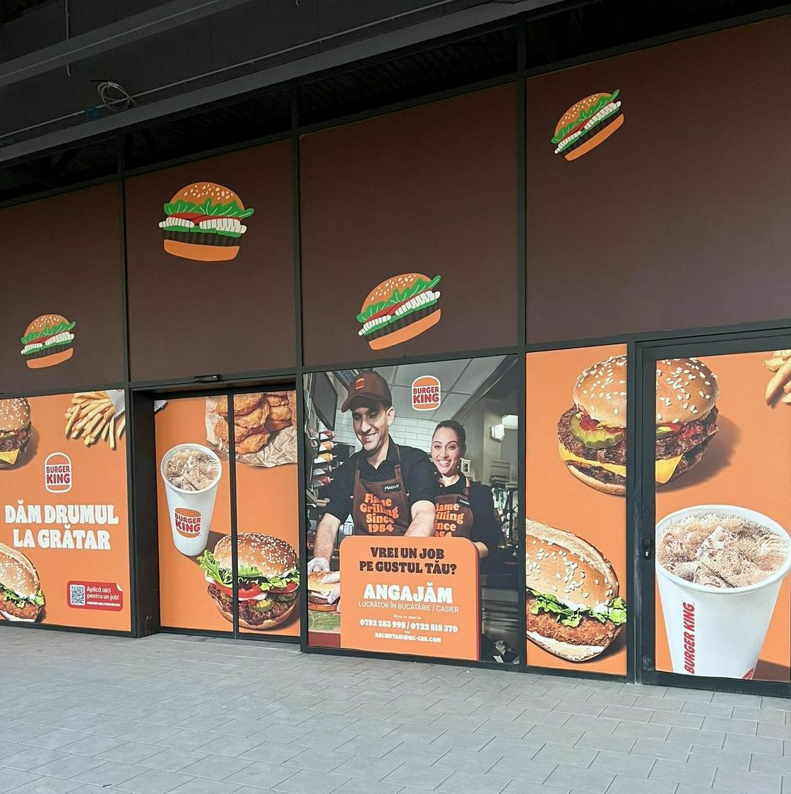 Imbracare fațadă mare mall autocolant și mesh publicitar Burger King Imbracarea fațadei unui mare mall în autocolant și mesh pentru renumitul Burger King, incluzând printare, grafică și montaj profesional