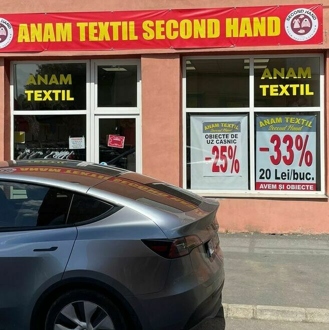 Decorare magazin second hand Sibiu - Print indoor și banner publicitar Serviciu de decorare exterioară și print indoor pentru magazinul second hand din Sibiu, inclusiv realizarea și montarea bannerului publicitar și decorarea geamurilor cu materiale publicitare.