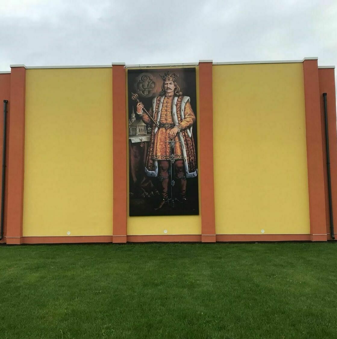 Tablou din bond de mari dimensiuni pentru clădirea de stat din Sibiu Realizare tablou din bond printat de mari dimensiuni, amplasat pe toată înălțimea clădirii de stat din Sibiu.