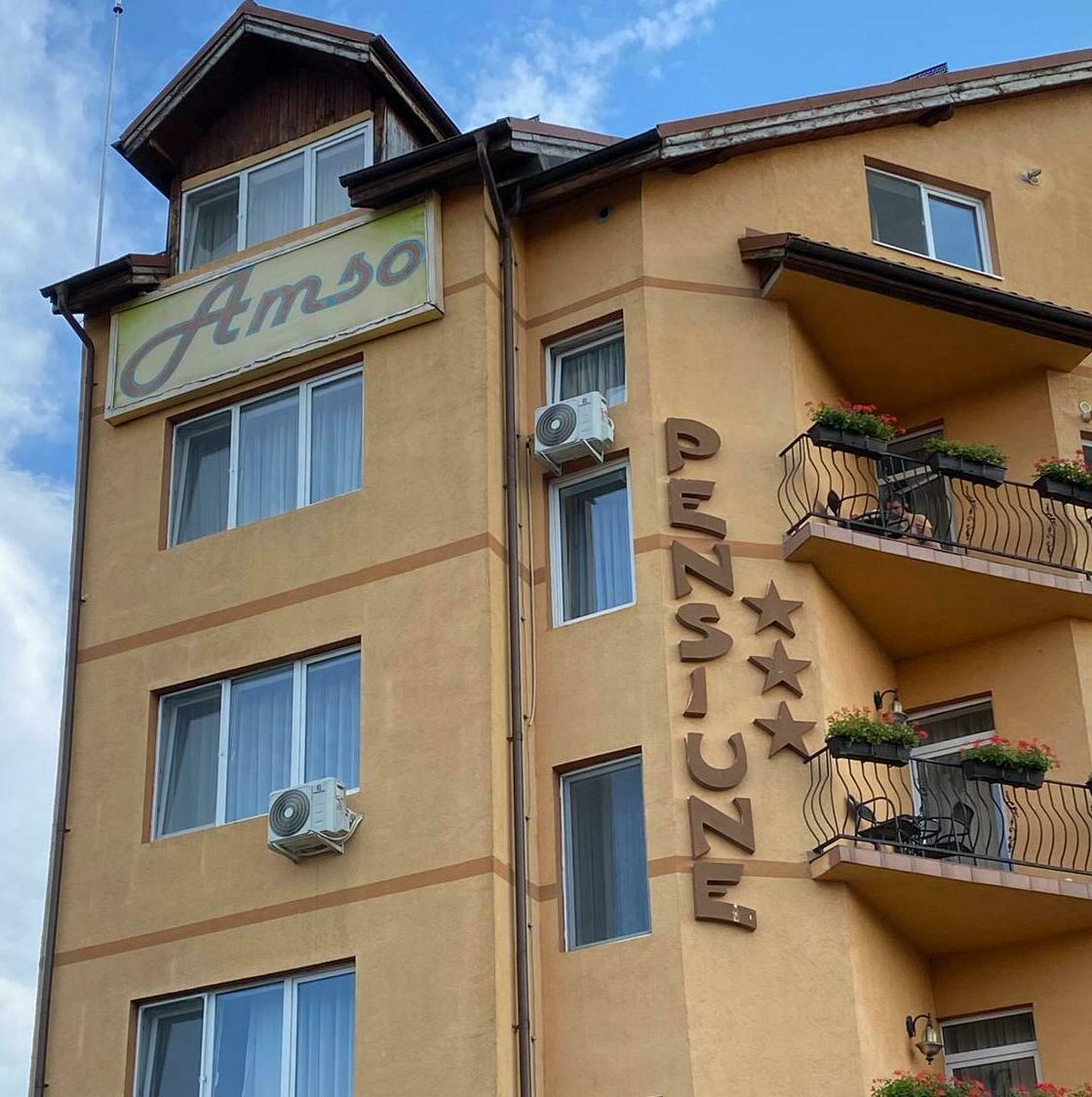 Folie sablată personalizată pentru birouri Marquardt Decorare cu folie sablată personalizată în birourile companiei Marquardt, adăugând un touch elegant și profesional în interiorul lor.