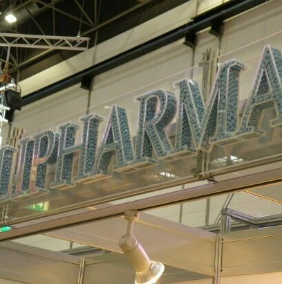 Litere volumetrice polistiren pentru farmacia Polipharma Sibiu Realizarea inovativă a unor litere volumetrice din plexiglas umplute cu forme artificiale de medicamente din polistiren, personalizată pentru farmacia Polipharma din Sibiu