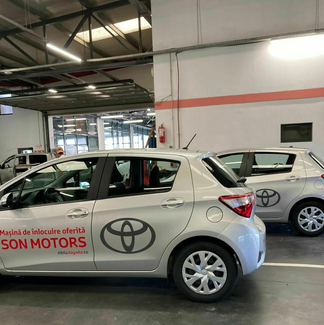 Inscripționare auto Toyota la reprezentanță Inscripționare profesională a mașinilor Toyota la reprezentanță, asigurând un aspect impecabil și o aplicare precisă.
