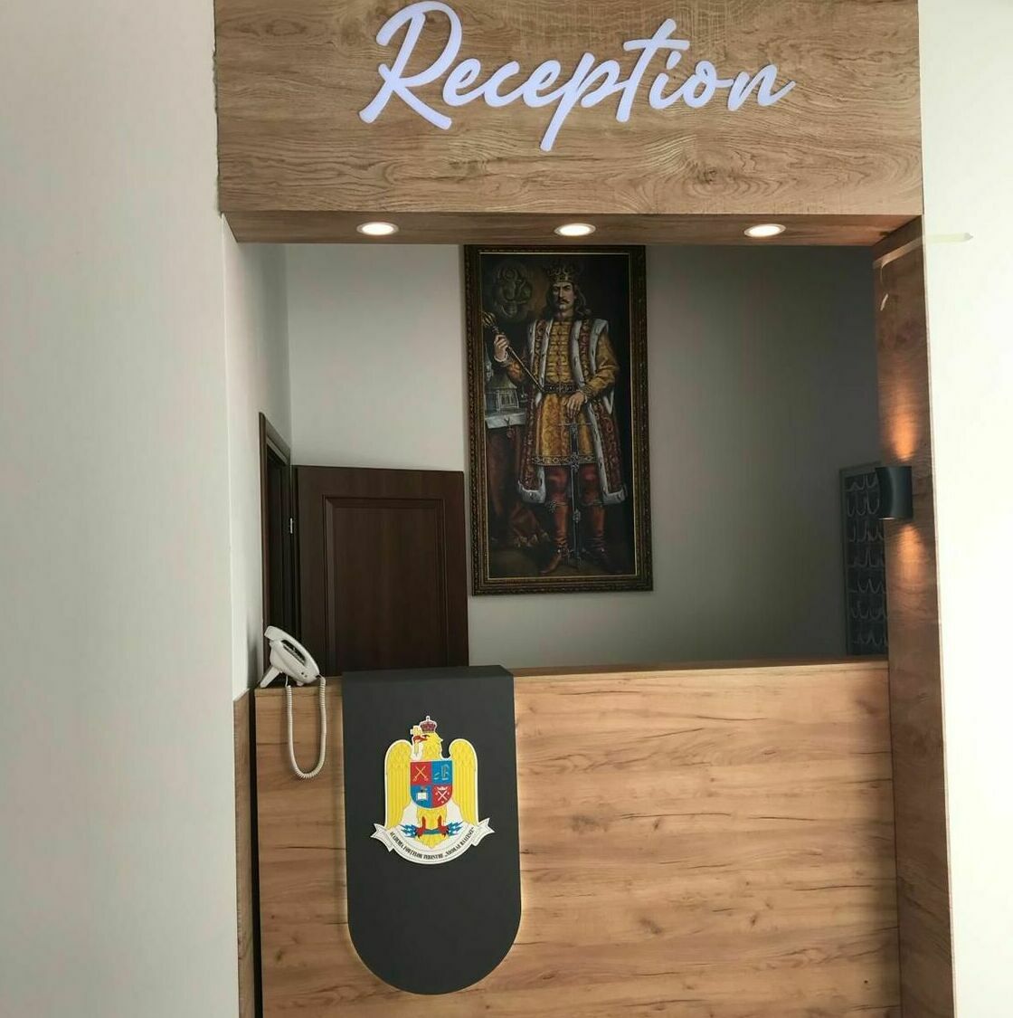 Decorare recepție prin lemn printat și tablou canvas personalizat Decorare recepție cu lemn printat, emblema României și materiale publicitare aplicate, inclusiv tablou canvas personalizat, realizat cu profesionalism.