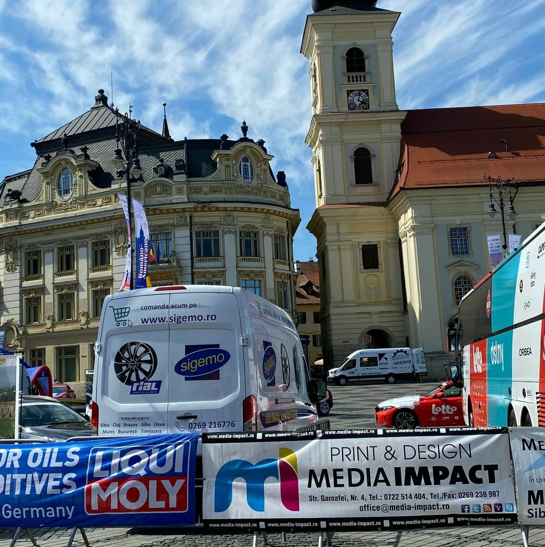 Folie sablată personalizată pentru birouri Marquardt Decorare cu folie sablată personalizată în birourile companiei Marquardt, adăugând un touch elegant și profesional în interiorul lor.