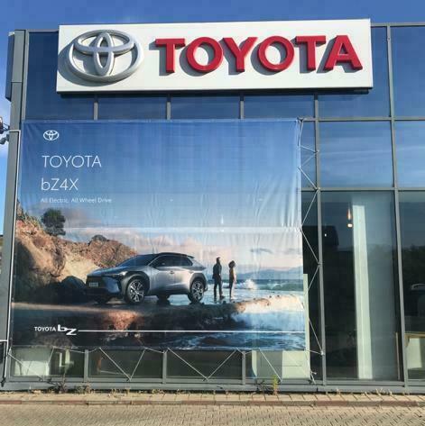 Litere volumetrice luminoase cu logo-ul Toyota și mesh de 100 de metri pătrați pe magazinul Toyota din Sibiu Litere volumetrice luminoase cu logo-ul Toyota și mesh de 100 de metri pătrați pe magazinul Toyota din Sibiu
