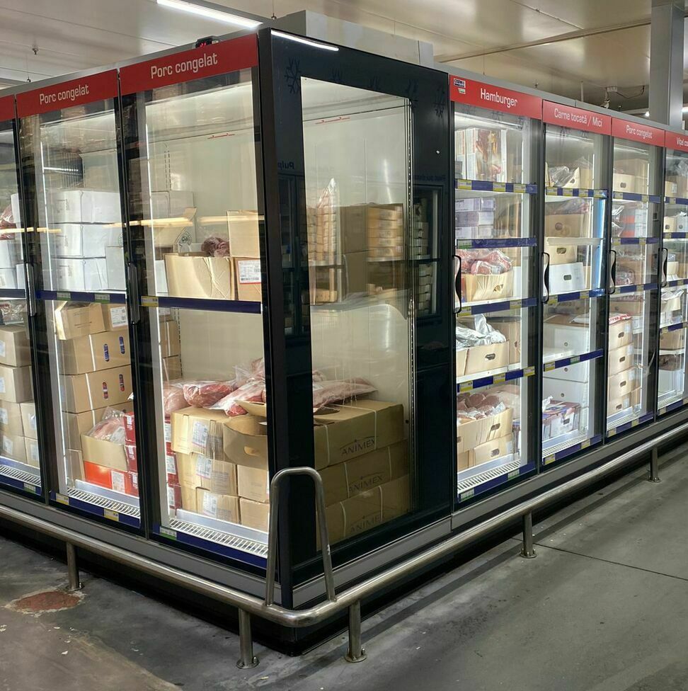 Decorare geamuri magazin Metro Sibiu Decorarea geamurilor magazinului Metro din Sibiu cu design personalizat și materiale de înaltă calitate.