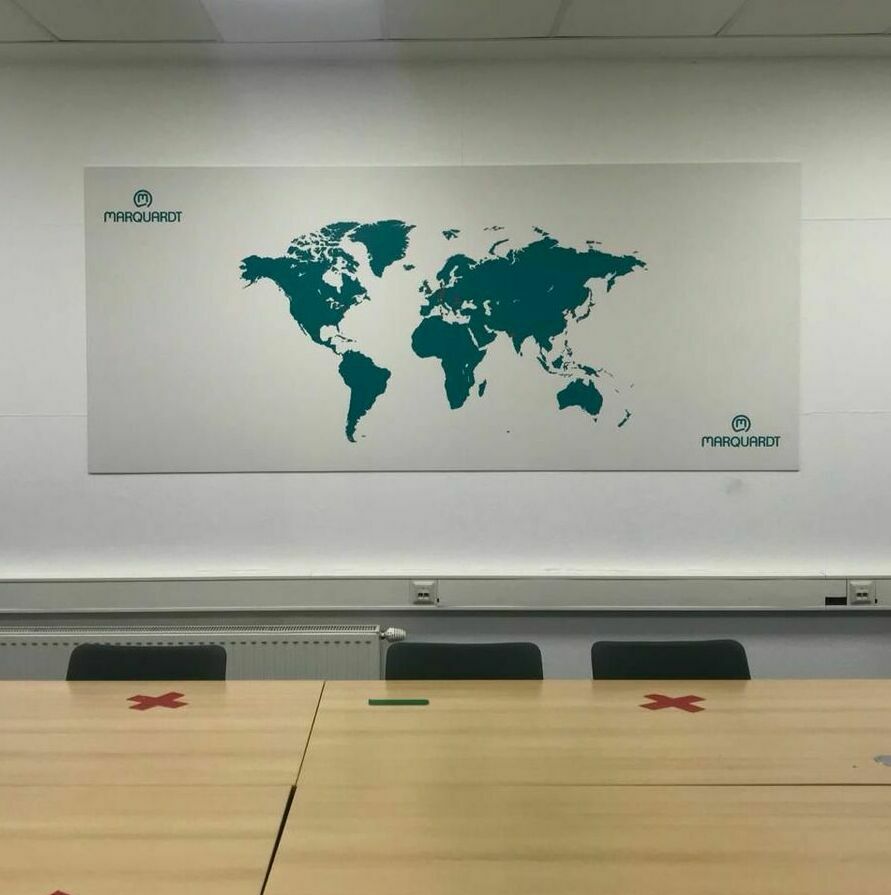 Hartă personalizată a lumii pentru sală de conferințe în Sibiu Hartă personalizată a lumii, printată și aplicată într-o sală de conferințe din Sibiu pentru decor profesional și educațional.