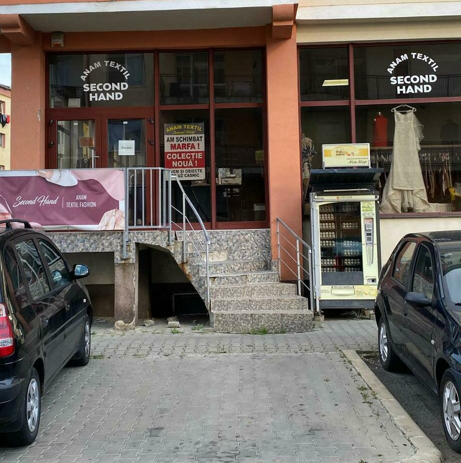 Folie sablată personalizată pentru birouri Marquardt Decorare cu folie sablată personalizată în birourile companiei Marquardt, adăugând un touch elegant și profesional în interiorul lor.