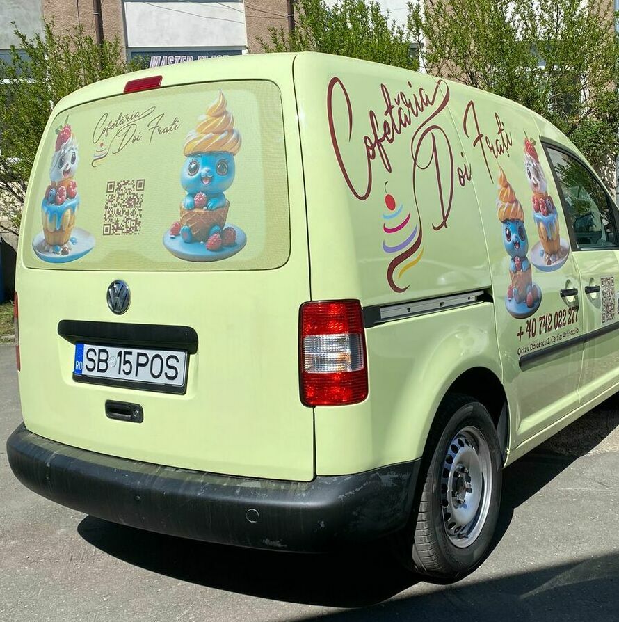 Inscriptionare auto și decorare livrare mâncare Serviciu de inscriptionare auto și decorare profesională pentru mașinile de livrare a mâncării, asigurând o prezentare atrăgătoare și profesională.