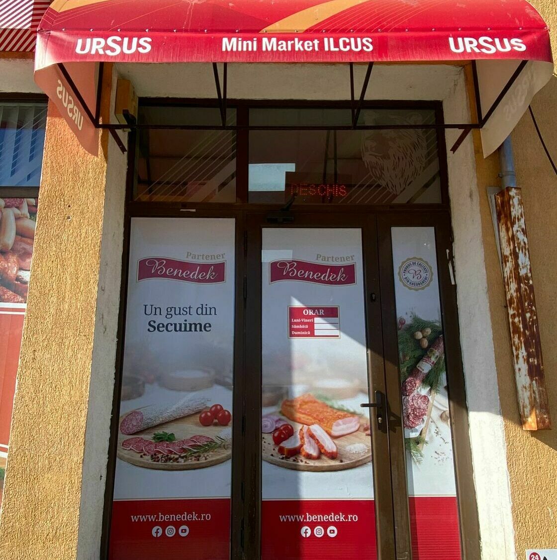 Decorare intrare magazin de carne din Sibiu - Autocolant și perdea printate personalizate Decorarea intrării magazinului de carne din Sibiu cu autocolant printat și perdea printată, design personalizat și atrăgător.