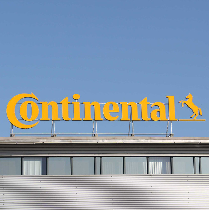 Reclamă luminoasă pe fabrica Continental din Sibiu la mare înălțime Reclamă luminoasă pe fabrica Continental din Sibiu montată la mare înălțime