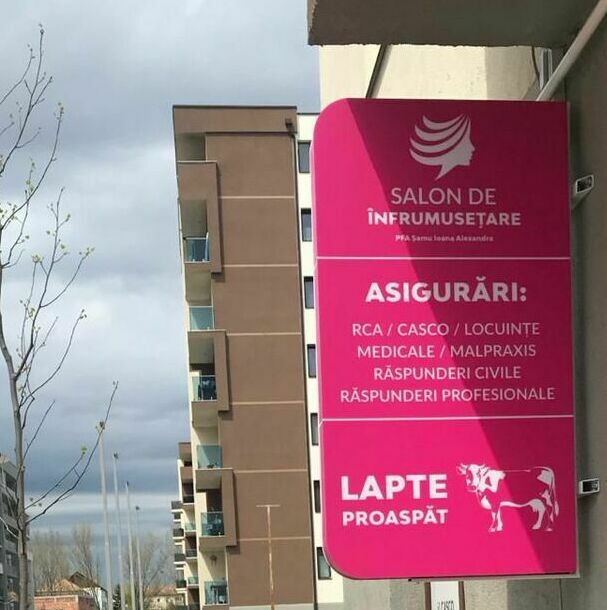 Caseta luminoasă dublă față pentru vizibilitate maximă Caseta luminoasă cu dublă față, amplasată pentru vizibilitate din ambele direcții, cu culori vii și atrăgătoare, perfect lucrată pentru maximizarea impactului vizual.