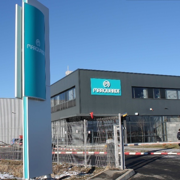 Totem luminos de 10 metri și reclamă luminoasă volumetrică pe fabrică în Sibiu Totem luminos de 10 metri cu obiecte în relief și reclamă luminoasă volumetrică pe o fabrică din Sibiu