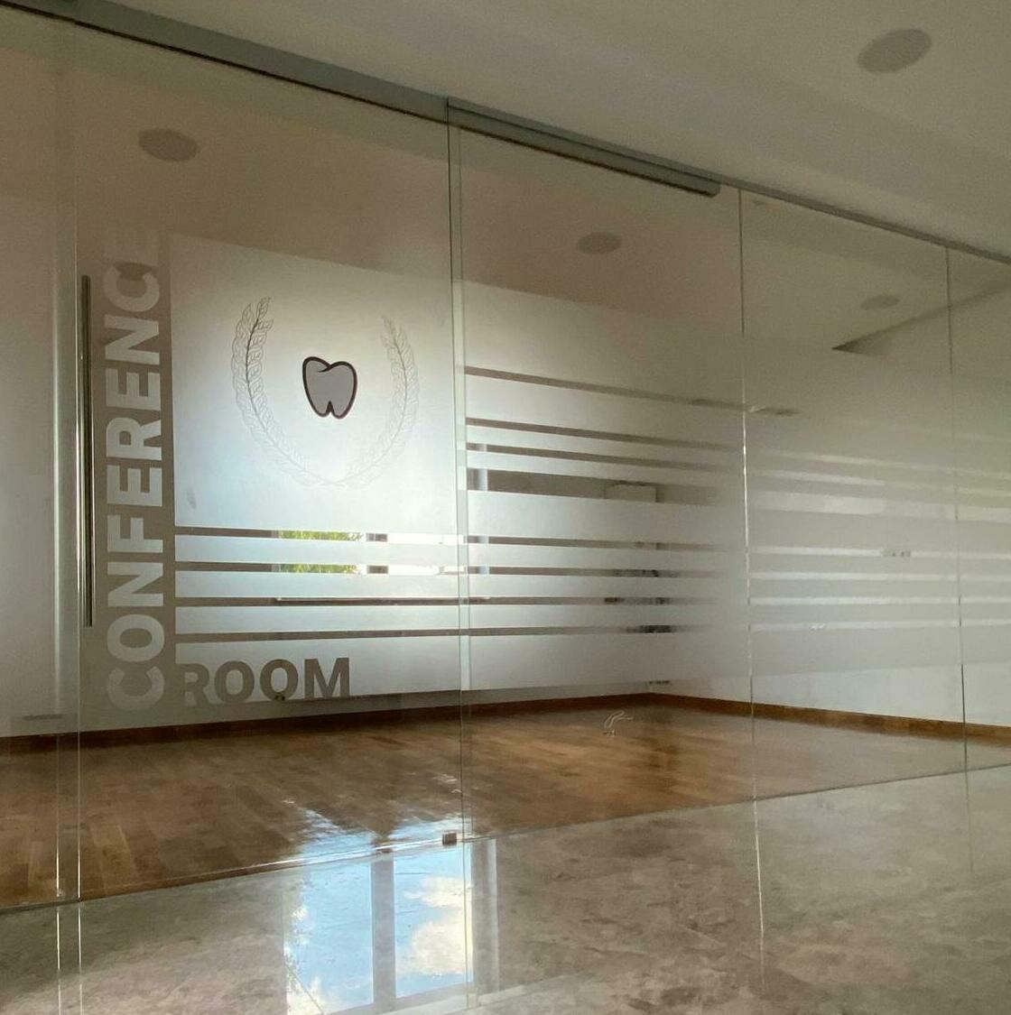 Folie sablată personalizată pentru birouri Marquardt Decorare cu folie sablată personalizată în birourile companiei Marquardt, adăugând un touch elegant și profesional în interiorul lor.