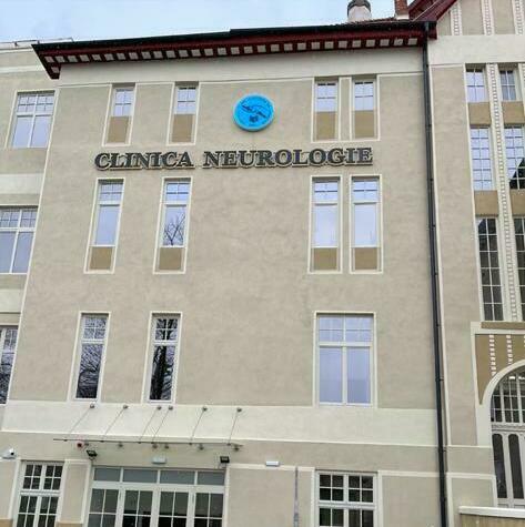 Litere volumetrice luminoase etaj 4 clinică neurologie renovată Litere volumetrice luminoase personalizate aplicate la etajul 4 pentru noua clinică de neurologie renovată, asigurând vizibilitate și atracție vizuală optimă.