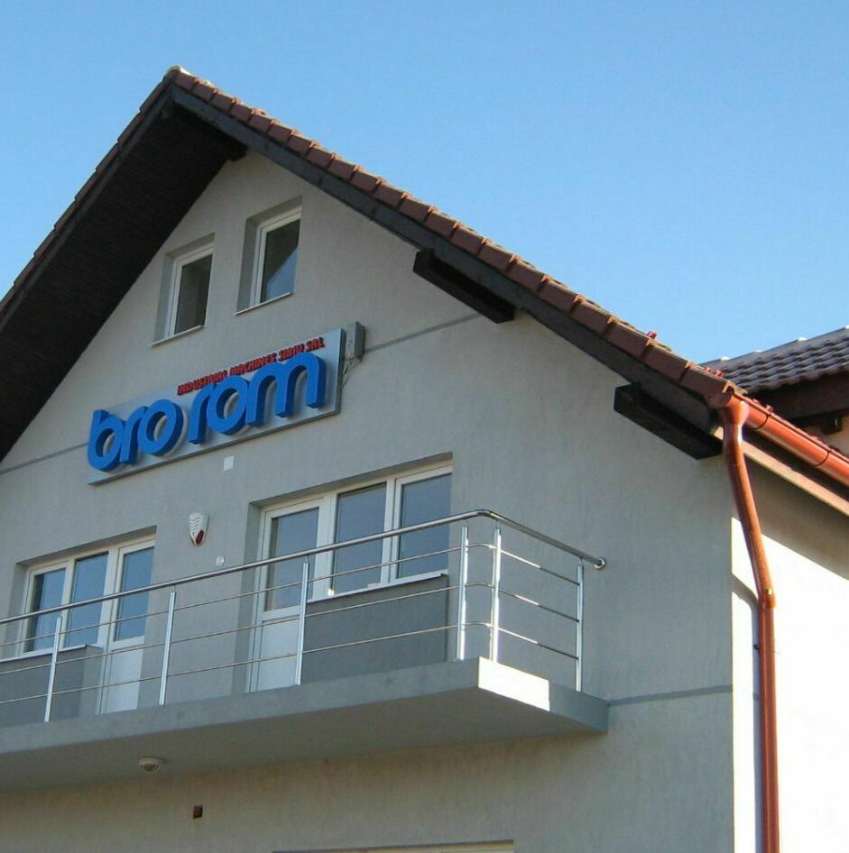 Reclamă publicitară luminoasă și neluminoasă vârf companie Sibiu Realizarea unei reclame publicitare luminoase și una neluminoasă pentru companii de top din Sibiu