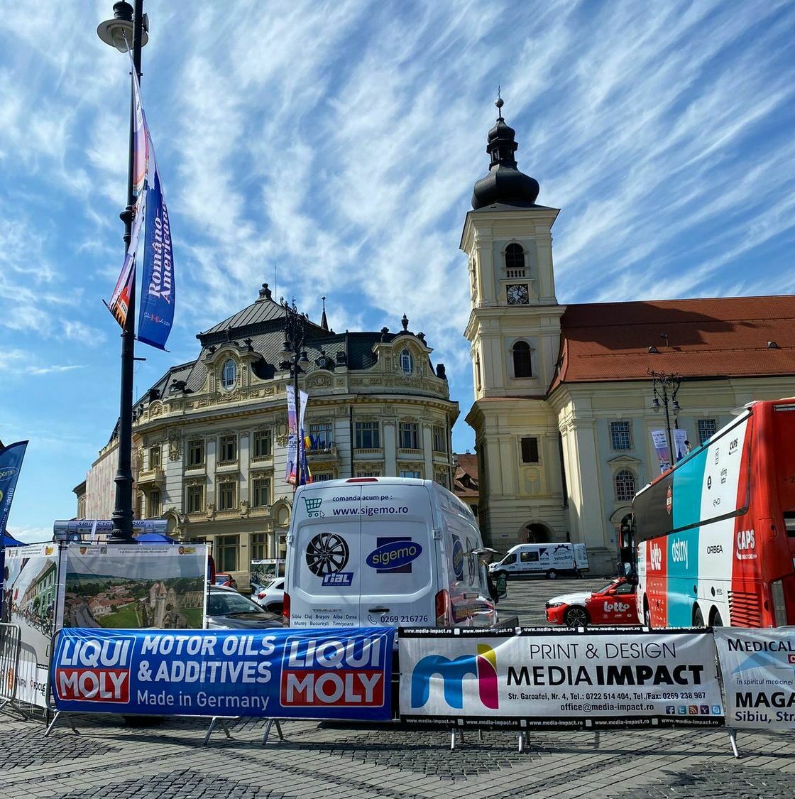 Inscripționare auto Toyota la reprezentanță Inscripționare profesională a mașinilor Toyota la reprezentanță, asigurând un aspect impecabil și o aplicare precisă.