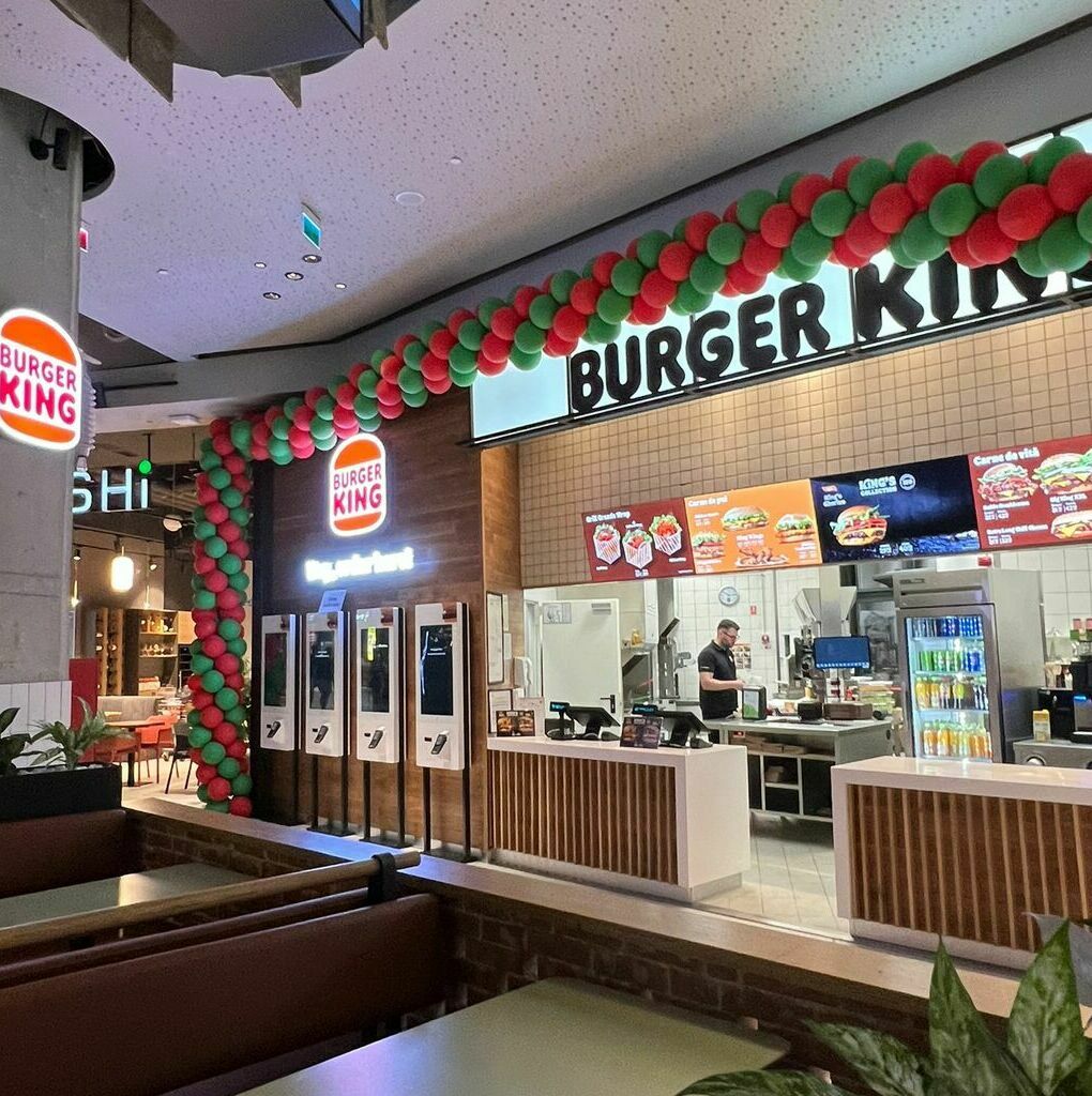 Montare materiale publicitare deschidere Burger King Sibiu Montare materiale publicitare pentru deschiderea Burger King în Sibiu, inclusiv bannere, autocolante și alte elemente de branding personalizate