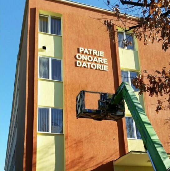 Litere volumetrice montate pentru Armata României la mare inaltime Litere volumetrice montate cu macara la etajul 5 pentru Armata României, cerințe respectate și profesionalism unic în țară