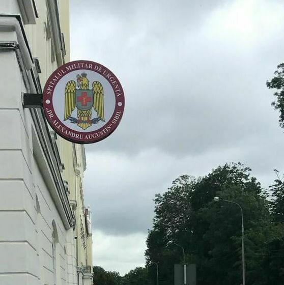 Panou publicitar rotund luminos pentru Spitalul Militar - Realizat de Media Impact Panou publicitar rotund luminos realizat de Media Impact pentru intrarea principală a Spitalului Militar, design modern și impact vizual puternic.