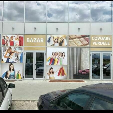 Decorare fațadă magazin de covoare și perdele - Autocolant printat și grafică personalizată Decorarea fațadei unui magazin de covoare și perdele cu autocolant printat și grafică personalizată, aducând un aspect atrăgător și profesional.