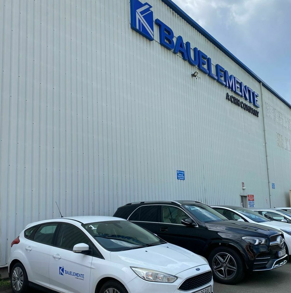 Producție publicitară și inscripționare auto pentru fabrica BAUELEMENTE sibiu Realizare producție publicitară pentru fabrica BAUELEMENTE și inscripționare auto pentru o flotă extinsă de vehicule, servicii personalizate și executate cu precizie.