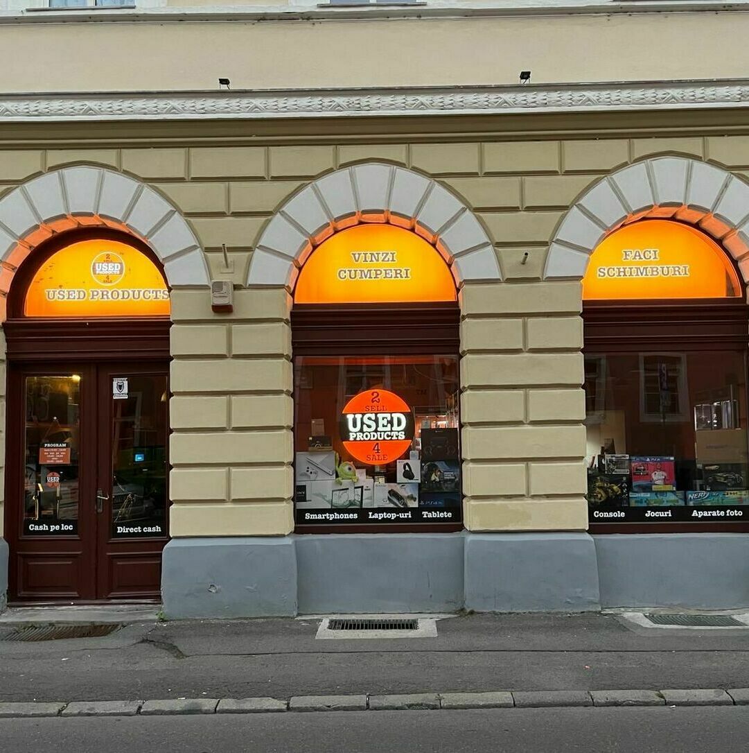 Reclame luminoase și print-uri pentru magazin în centrul Sibiului Producție și montaj profesional de reclame luminoase și print-uri pentru fatada unui magazin din centrul Sibiului, asigurând o prezentare atrăgătoare și vizibilitate maximă.