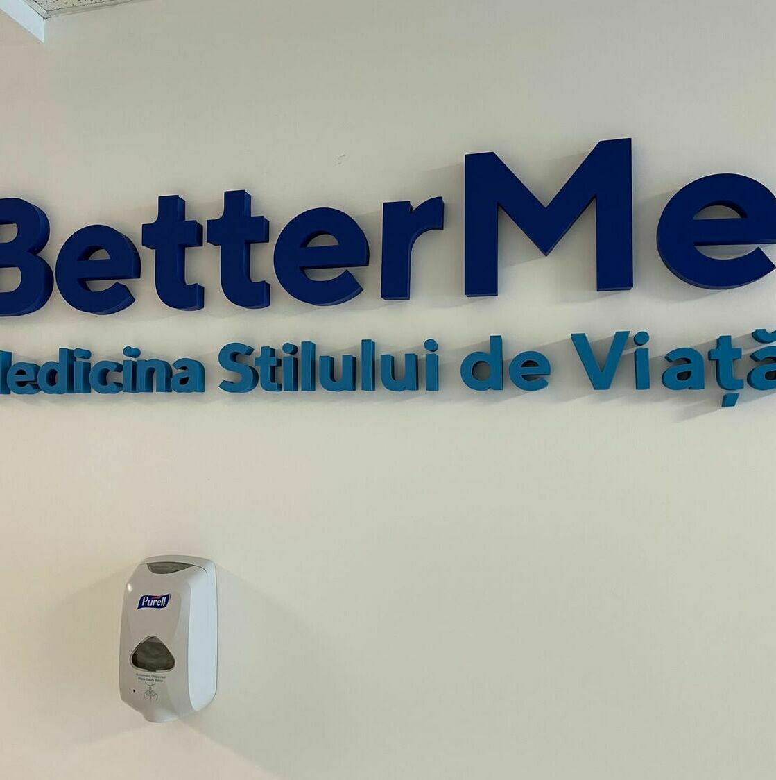 Litere volumetrice pentru clinica BetterMe Sibiu - Design personalizat Realizare litere volumetrice detaliate pentru clinica privată BetterMe din Sibiu, design personalizat și executie meticuloasă.