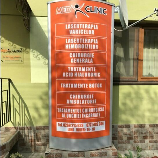 Totem luminos și printat pentru clinică Sibiu Realizarea unui totem luminos publicitar și a unui totem printat pentru o clinică din Sibiu