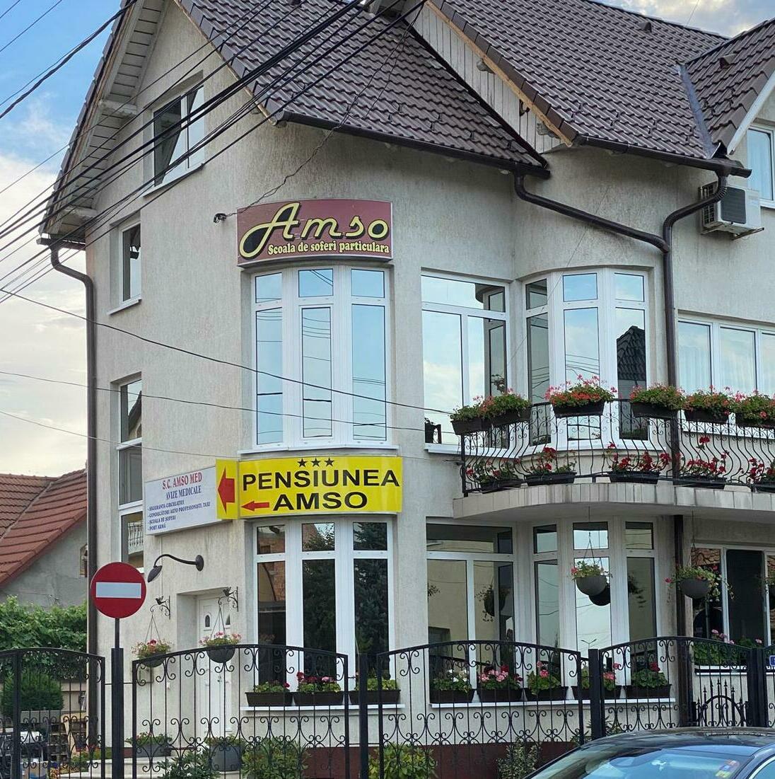 Folie sablată personalizată pentru birouri Marquardt Decorare cu folie sablată personalizată în birourile companiei Marquardt, adăugând un touch elegant și profesional în interiorul lor.