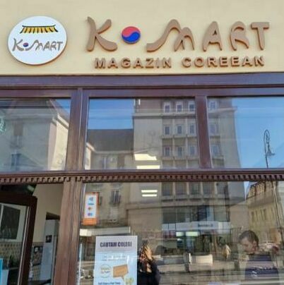 Producție publicitară exterior magazin coreean Sibiu erviciu de producție publicitară outdoor pentru magazinul coreean din centrul Sibiului, contribuind la atragerea atenției și promovarea eficientă a brandului în mediul urban.