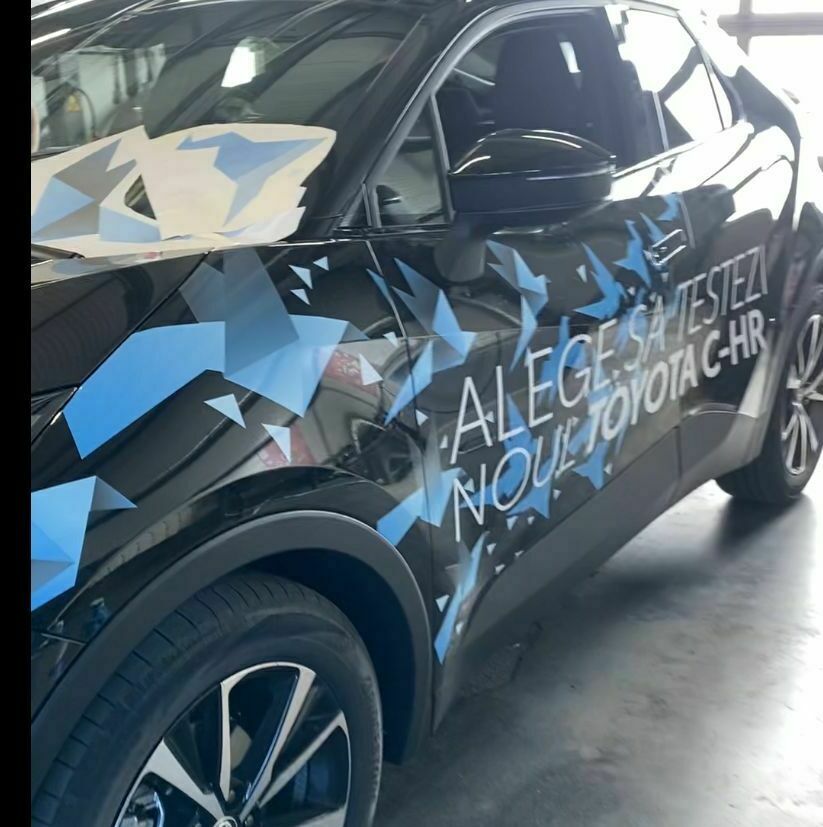 Inscriptionare auto profesională dealer auto Sibiu Inscriptionare auto profesională pentru noile mașini din reprezentanța unui dealer auto din Sibiu, garantând o prezentare impecabilă a vehiculelor.