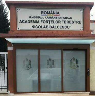 Decorare geamuri sigla României și litere volumetrice Academia Forțelor Terestre Sibiu Decorare geamuri cu sigla României mari în folie sablată și aplicare de litere volumetrice personalizate pe intrarea în Academia Forțelor Terestre, în Sibiu.