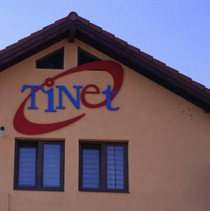 Logo mari dimensiuni Tinet Sibiu Realizare productie publicitara a unui logo de mari dimensiuni pentru firma de electronice "Tinet" din Sibiu